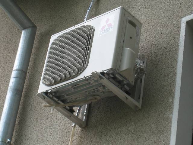 Външно тяло Mitsubishi Electric на фасада